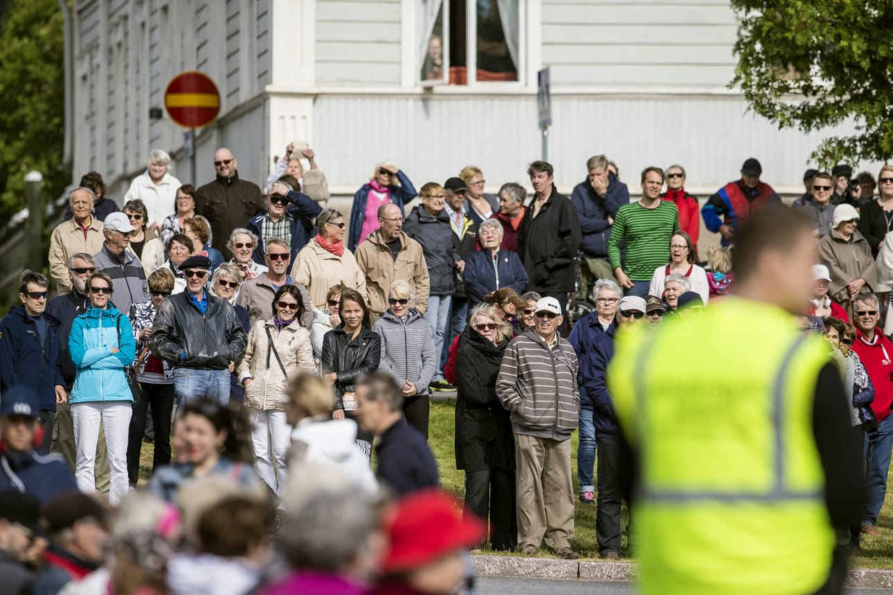 Pekanpäivät saivat raahelaiset liikkeelle. Kotoisa tuuli ei hyydyttänyt iloista väkijoukkoa.