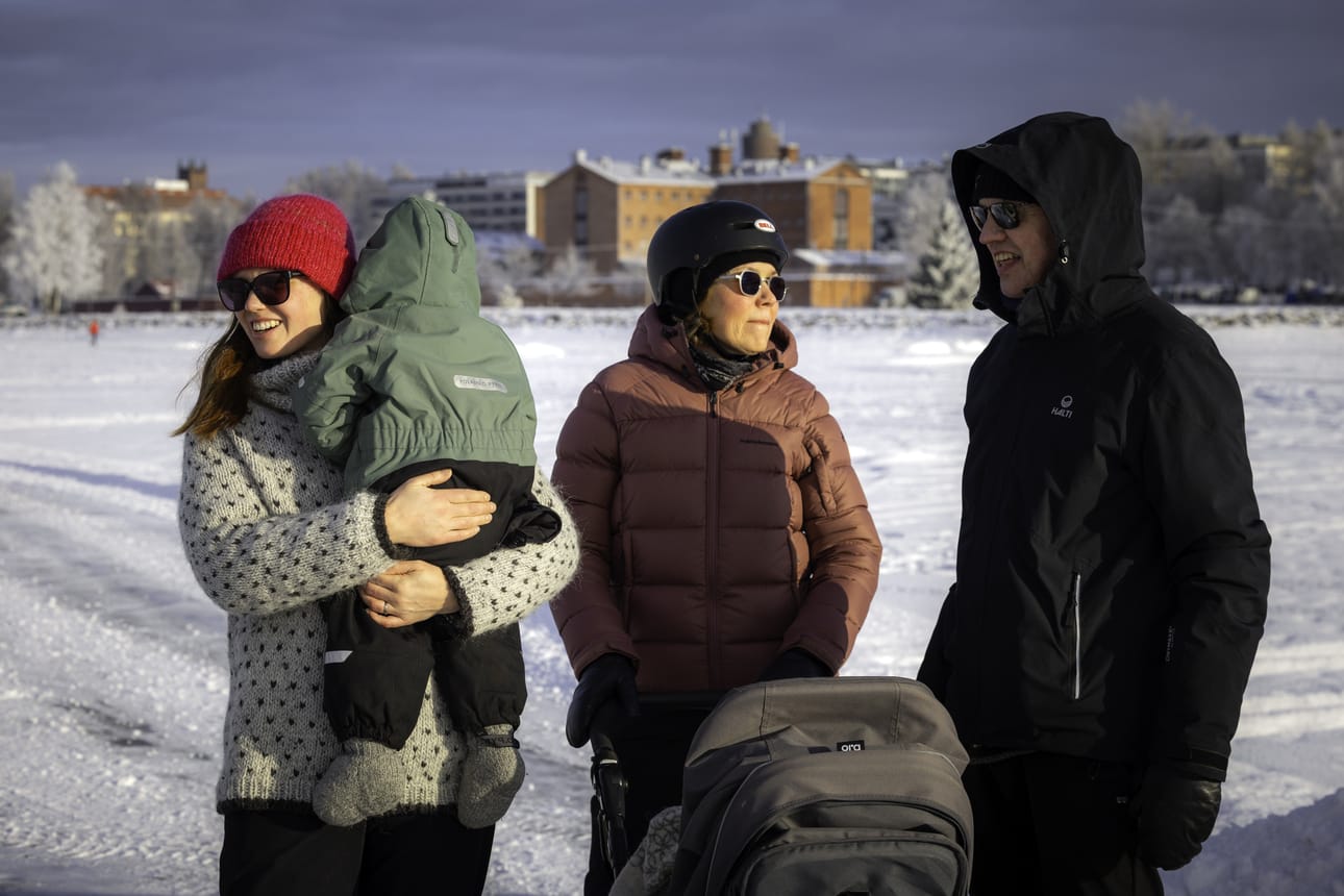 Anna Suvilaakso luisteli lapsena jäällä, kun vanhemmat Päivi ja Riku Alanko veivät hänet sinne. Nyt jäälle tuli jo seuraava sukupolvikin.
