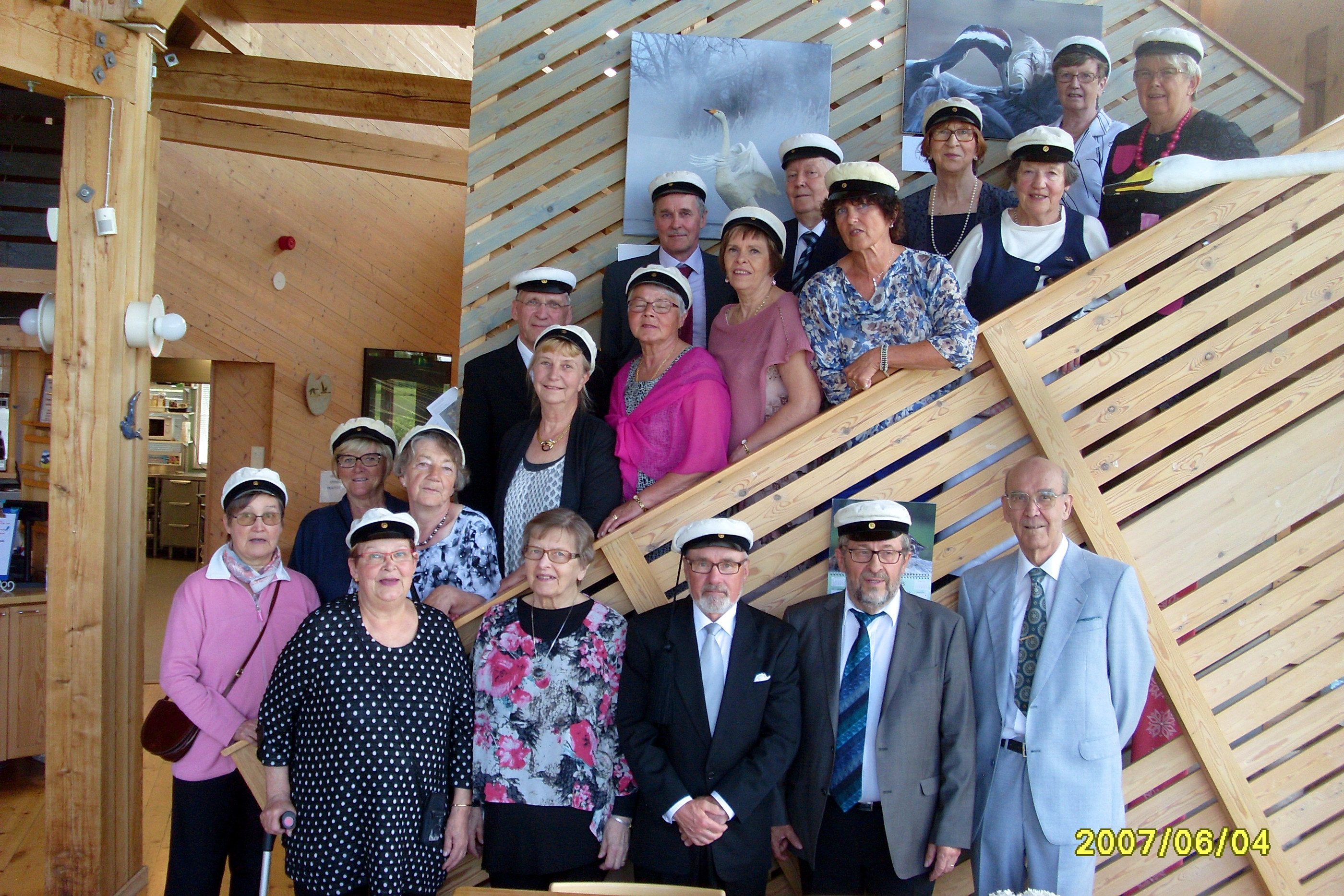 Riemuylioppilaiden riemua 4.6.2016 Limingan lukiolla. Pikkukuvassa poseeraavat Annikki Laukkanen ja Anni Lyytikäinen iloitsevat yhteisistä opiskeluvuosista.