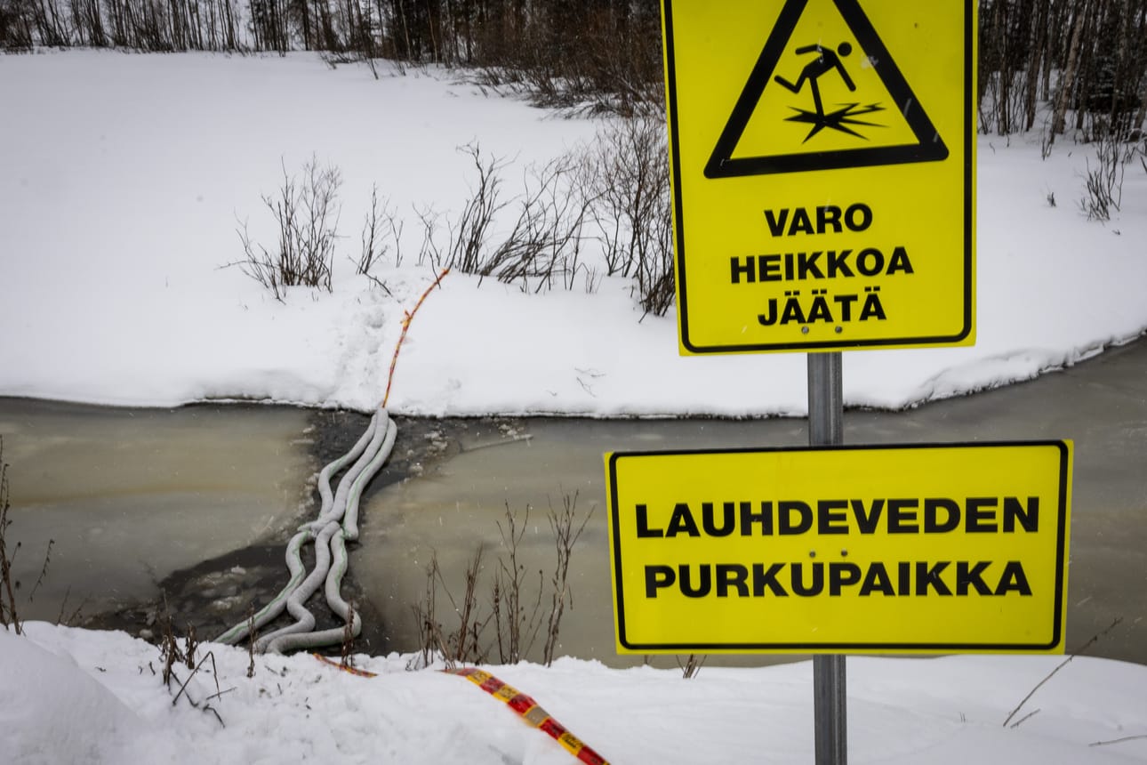 Veitikanojassa Suosiolankujalla oli tapahtunut öljyvahinko, jossa veteen oli päässyt huomattava määrä öljyä. Lapin pelastuslaitos asetti Veitikanojaan useaan kohtaan öljynimeytyspuomia.