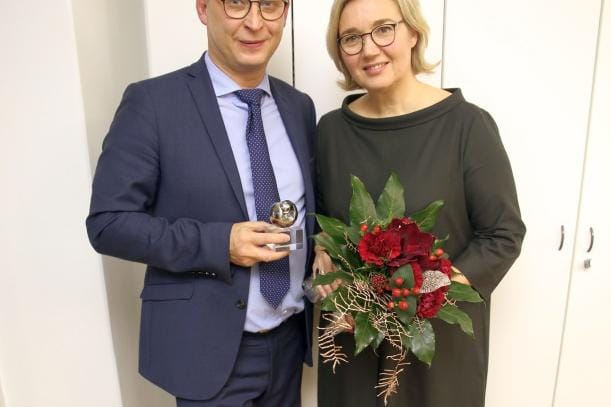 Lapuan Kankureiden Esko ja Jaana Hjelt ottivat Ornamon pallon vastaan. KUVA: ORNAMO