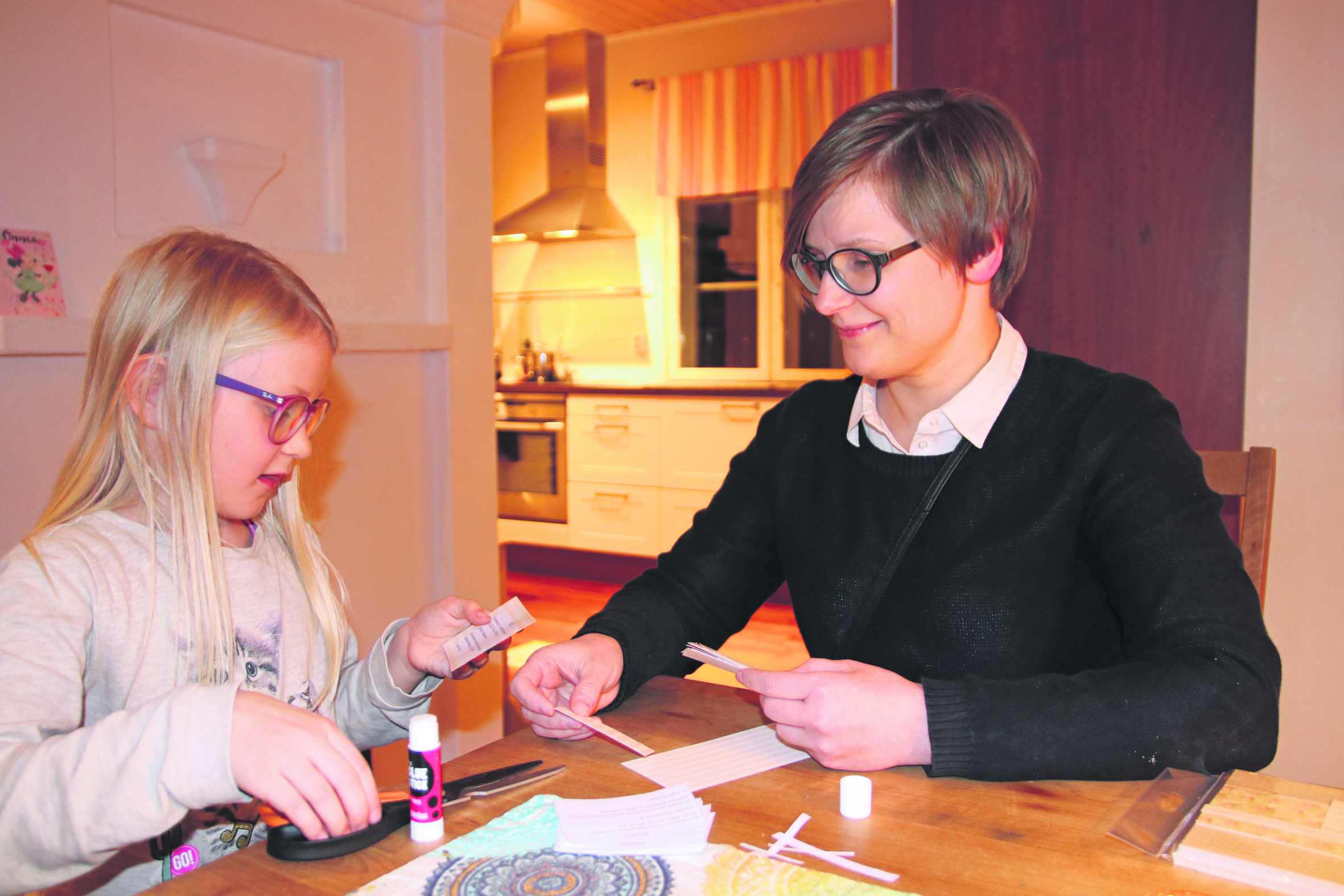 Tyttärensä Ingan kanssa Riikka-Liisa Kivioja tykkää askarrella.