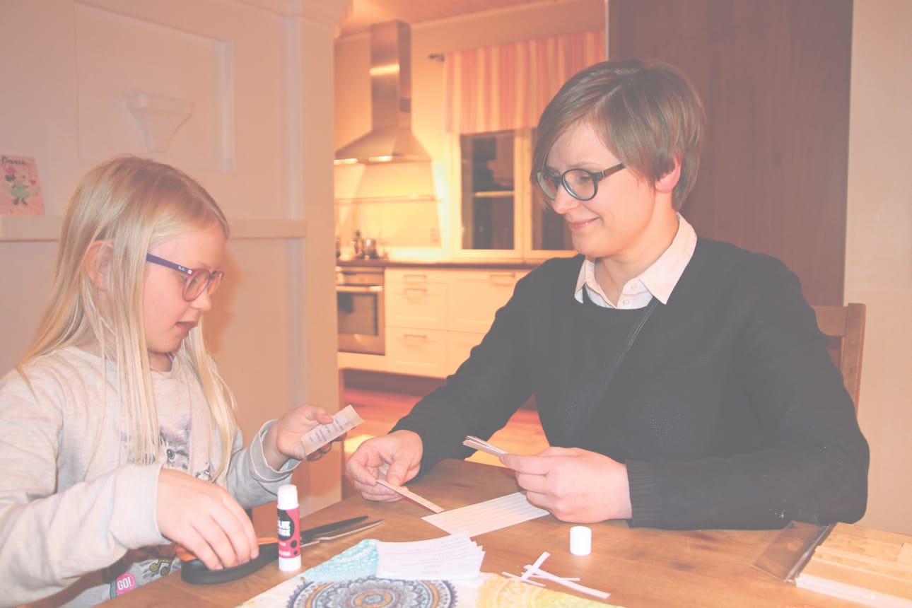 Tyttärensä Ingan kanssa Riikka-Liisa Kivioja tykkää askarrella.