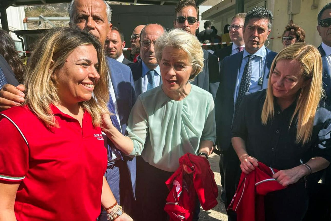 Italian pääministeri Giorgia Meloni (oik.) ja EU-komission puheenjohtaja Ursula von der Leyen vierailivat sunnuntaina Lambedusan saarella. LEHTIKUVA / AFP / Handout / ANSA
