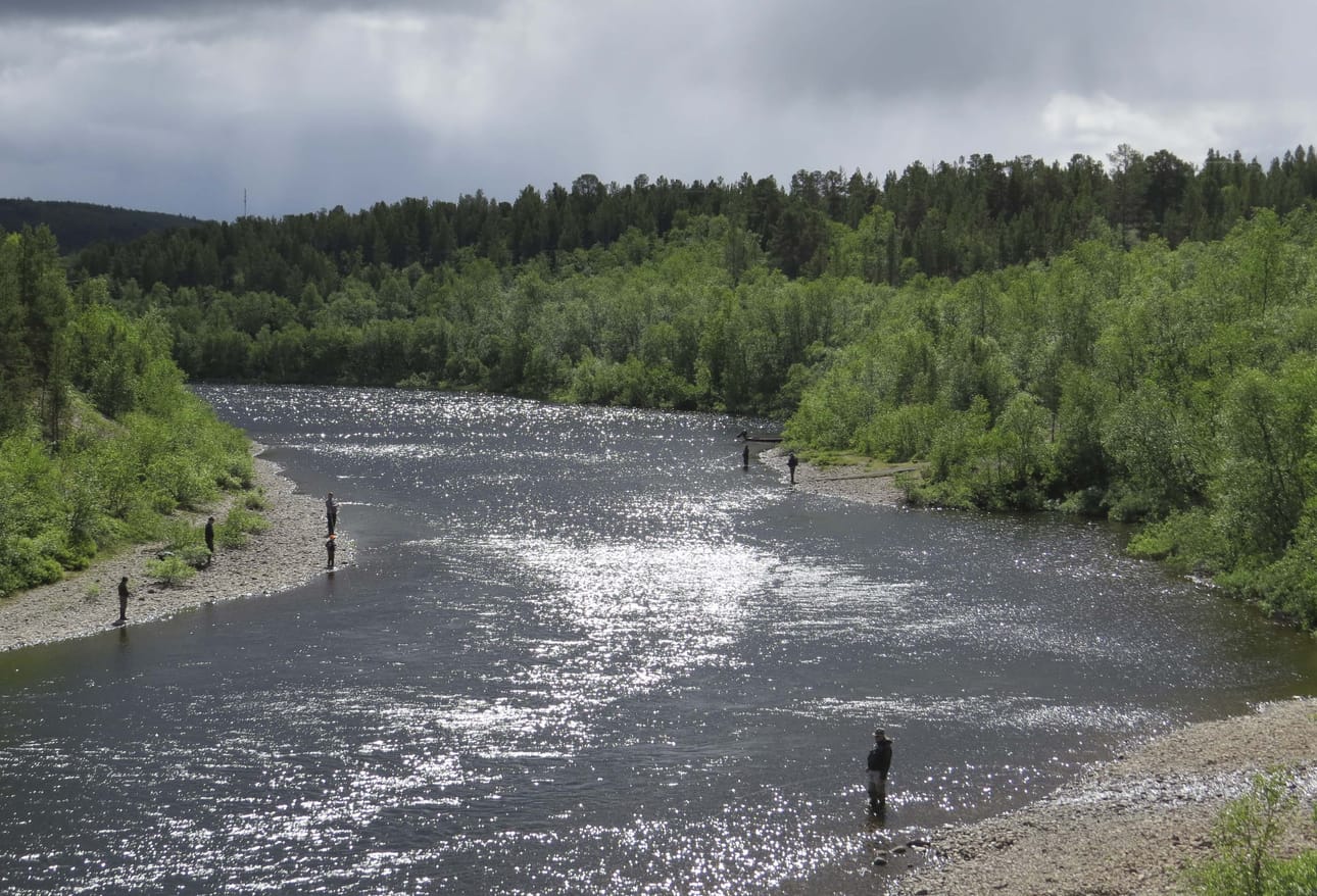 Oikeuden mukaan Utsjoen Patonivalla tapahtuneet ruoppaustyöt olisivat vaatineet luvan sekä ruoppausilmoituksen tekemistä. Toiminnan ei silti katsottu olevan törkeän huolimatonta tai tahallista, joten syyte ympäristön turmelemisesta hylättiin. Arkistokuvaa Utsjoen Patonivalta.
