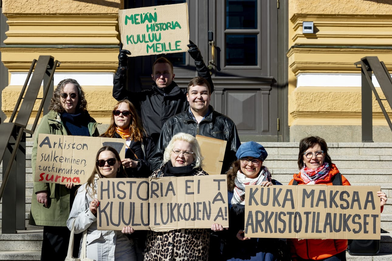 Kaupungintalon edustalle kokoontui noin sata ihmistä puolustamaan Kansallisarkiston Oulun toimipaikkaa lakkautukselta.