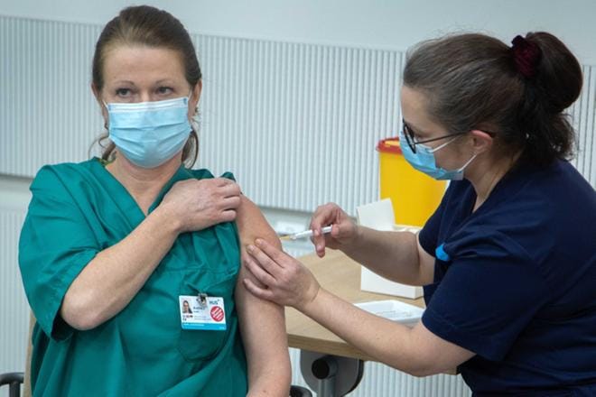 Suomessa aloitettiin kahden annoksen koronarokotukset viime sunnuntaina. Andrea Nummi (vas.) sai ensimmäisten joukossa ensimmäisen annoksensa Heli Laaksoselta. KUVA: Mauri Ratilainen