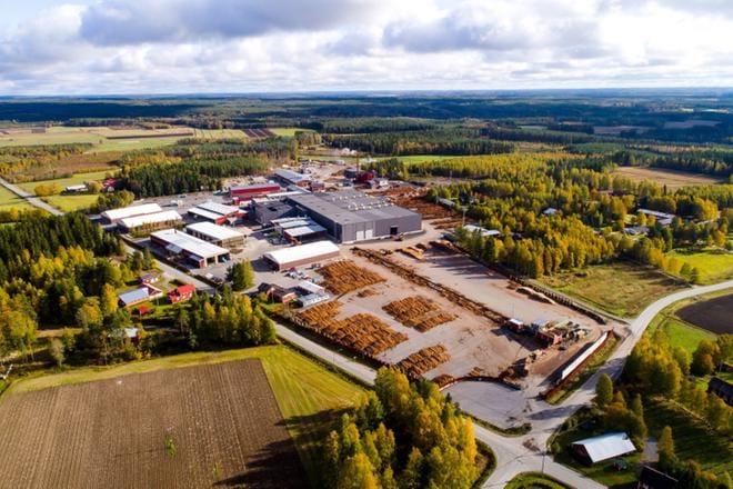 Toimitusjohtaja Ilkka Kylävainio kertoo, että seuraavaksi paneudutaan Alajärven tehtaan tuotannon jalostukseen kokonaisuutena. KUVA: KEITELE FOREST