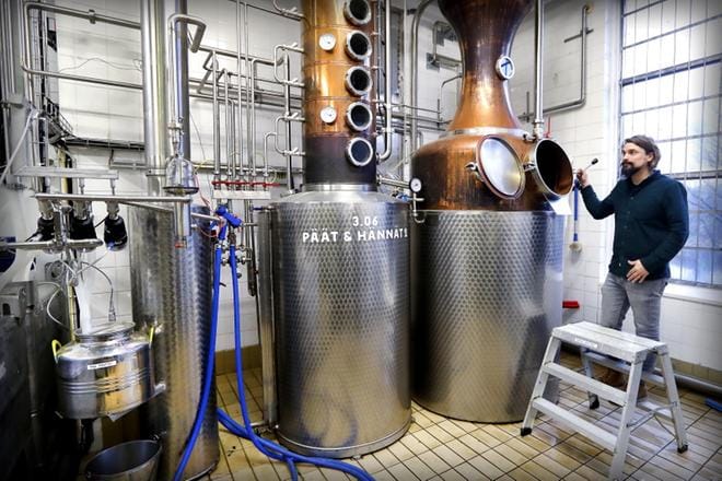 Kyrö Distillery Companyn päätislaaja Kalle Valkonen vilkaisee ginin alkulähteille, eli kupariseen tislauspannuun. Yksi ajo tuottaa 650 litraa. Viime vuonna tislaamo pullotti vajaat 350000 pulloa giniä. Tänä vuonna tavoitteena on noin 450000 pulloa. KUVAT: JOUKO HÄNNINEN