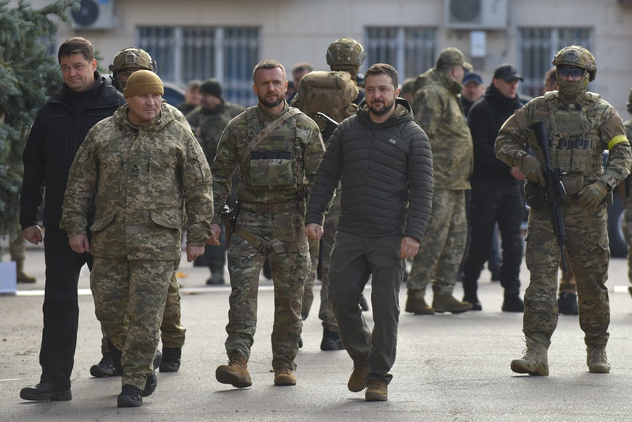 Ukrainan presidentti Volodymyr Zelenskyi (toinen oikealta) vieraili maanantaina Hersonissa, josta Venäjän joukot vetäytyivät viime viikolla.