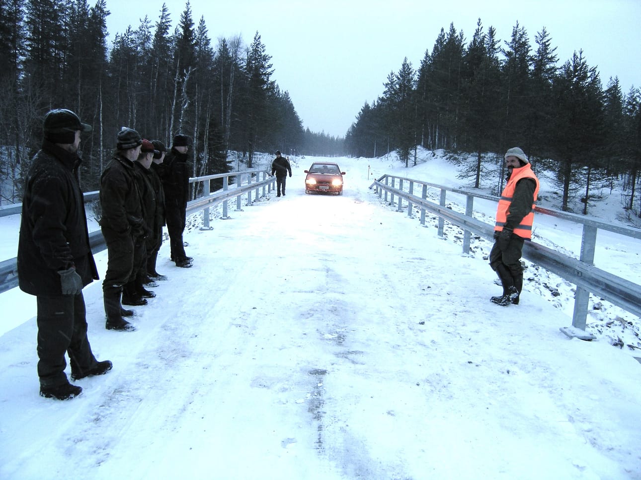 Jäkälävaaran ja Mäntyjärven välinen metsäautotie on tärkeä yhteys kahden kunnan reunaosien välillä. Livojoen ylittävä tien nykyinen silta avattiin liikenteelle 23. joulukuuta 2004.