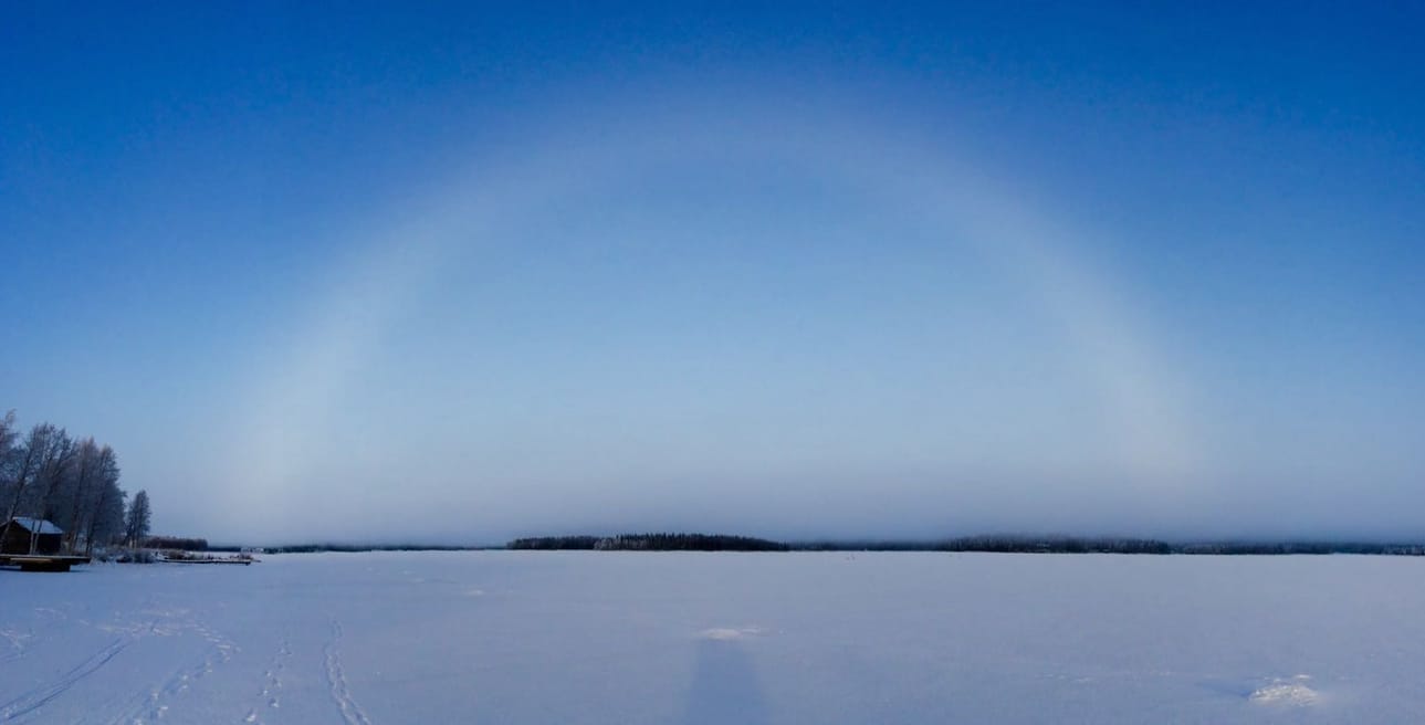Pakkaspäivän valoilmiö Kuusamojärvellä