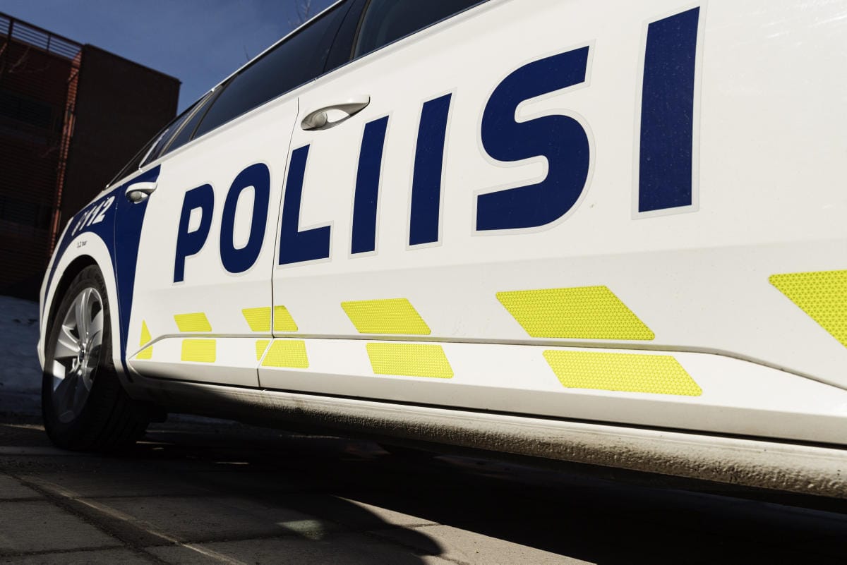 Poliisi oli aloittamassa yhteenajon syyn tutkintaa turmapaikalla ennen kello yhtätoista illalla. LEHTIKUVA / RONI REKOMAA