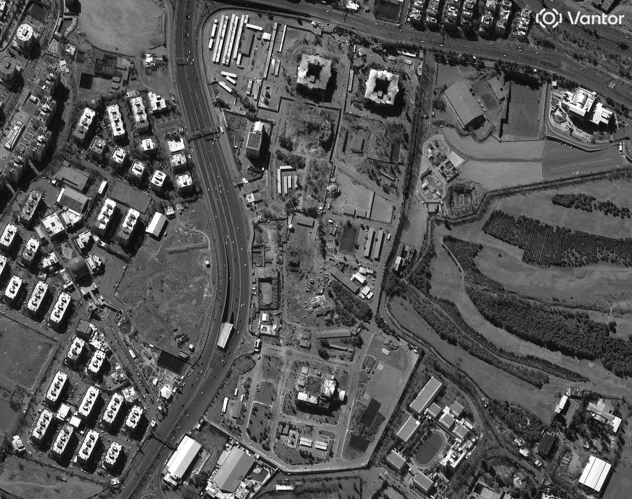 Tämä Vantorin toimittama satelliittikuva, joka on otettu ja julkaistu 3. maaliskuuta 2026, näyttää näkymän Iranin vallankumouskaartin (IRGC) päämajasta sotilasiskun jälkeen Iranin pääkaupungissa Teheranissa. Voimakkaat räjähdykset ravistelivat Teherania neljäntenä peräkkäisenä päivänä. Yhdysvallat ja Israel aloittivat iskut Iraniin 28. helmikuuta, surmaten Iranin ylimmän johtajan ja korkeimpia sotilasjohtajia, mikä sai Iranin viranomaiset kostamaan iskuilla Israeliin ja Persianlahden alueelle.