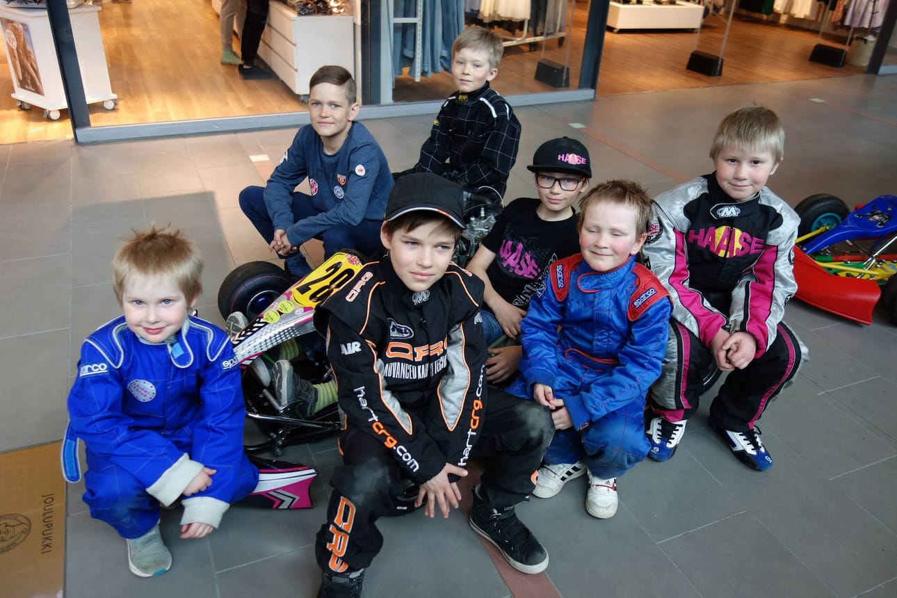 Rotax Mini Max -autolla ajetaan maailman suurimpia sarjoja, mutta Rovaniemellä harrastajia ei ole paljon. Kuvassa Rotaxin ympärillä Rovaniemen Santa Claus kartingin harrastajat Aleksanteri ja Nikolai Mursu, Topias Niku, Viljami ja Eemeli Kuusisto, sekä Niilo ja Noel Kurvinen.