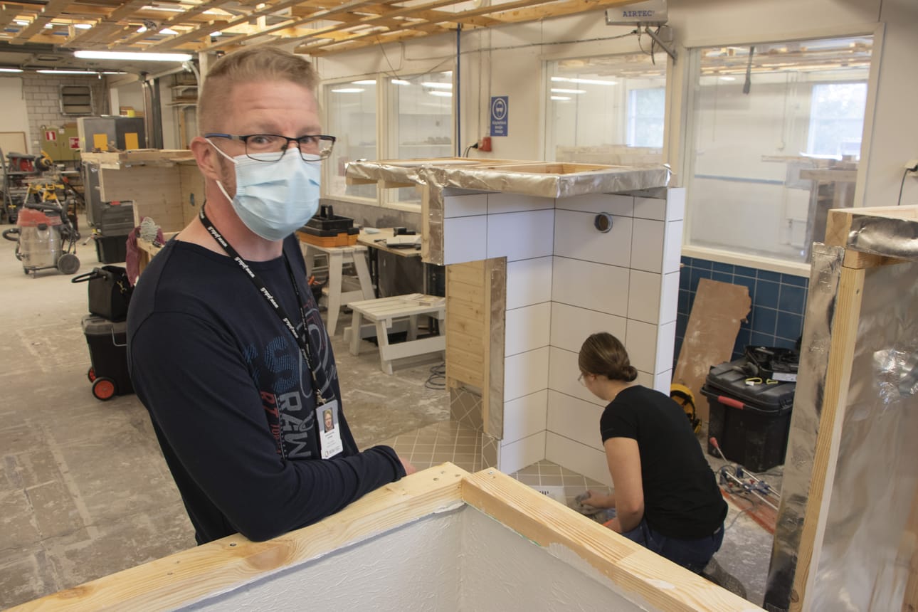 Jedun Piippolan yksikön tuntiopettajana toimiva Antti Leiviskä vastaa sauna- ja pesuhuonetiloihin keskittyvän tutkinto-osion koulutuksesta. Sen yhteydessä on mahdollista suorittaa myös märkätilasertifikaatti.