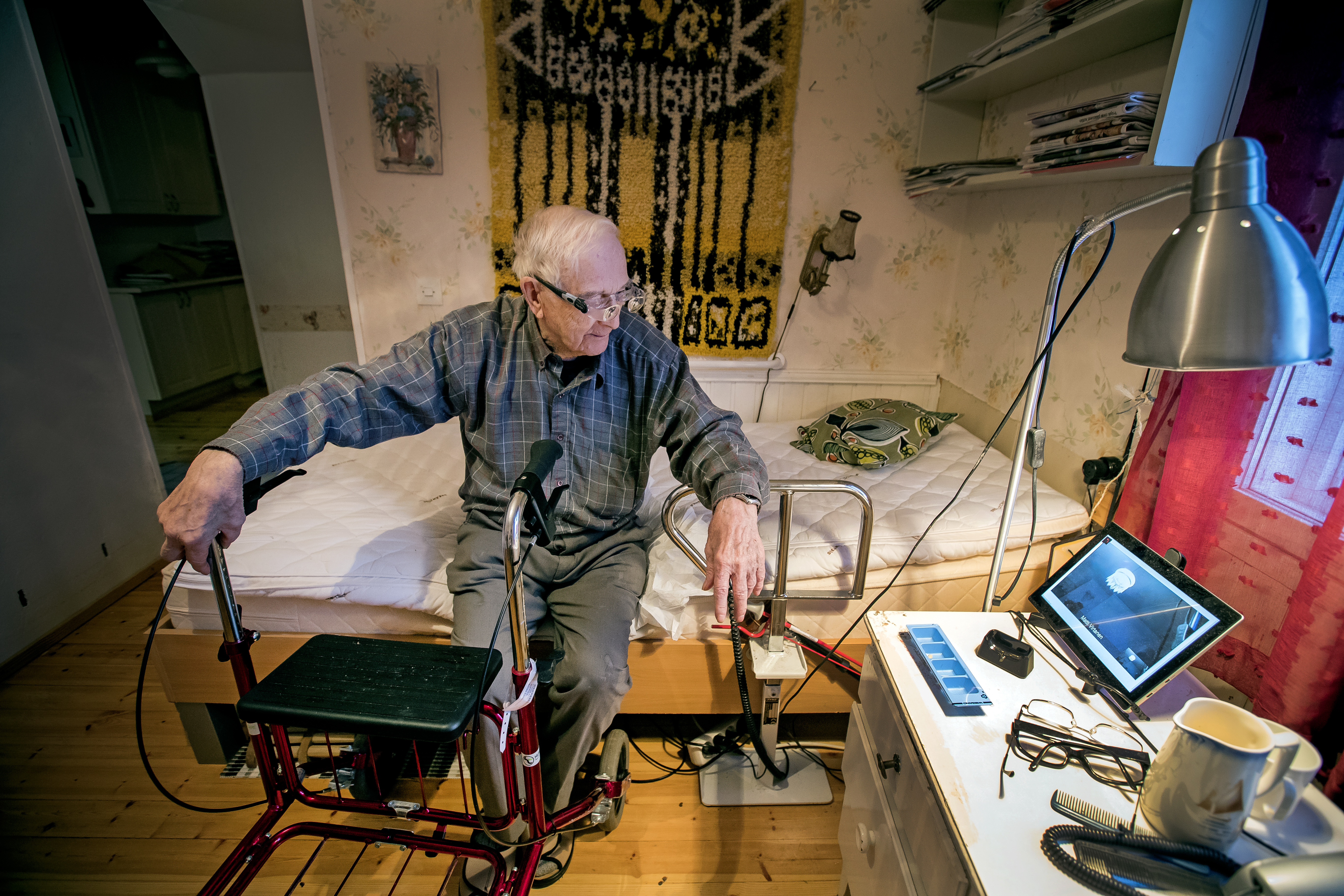 Kalevi Roppola saa soiton kotihoidosta puolenpäivän aikaan. Tämän päivän kuvapuhelu on juuri päättynyt. Roppola oli ensimmäisiä kotihoidon asiakkaita, jotka saivat uuden palvelun käyttöönsä.