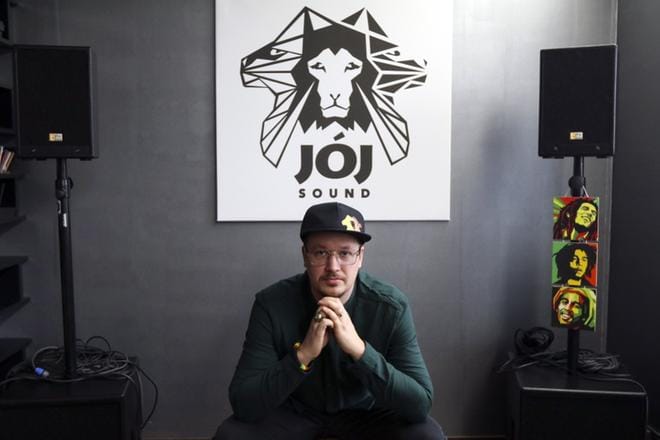 Reggaen makuun pääsee myös Jój Soundin Jiri Ruotsalaisen (kuvassa) ja Jari Forsmanin radio-ohjelmissa, joka kuukauden ensimmäinen lauantai Virroilta lähetettävässä Scandinavian Weekend Radiossa sekä joka toinen tiistai kauhajokelaisella Radio Scoop -radioasemalla. KUVA: PASI LAPINKANGAS