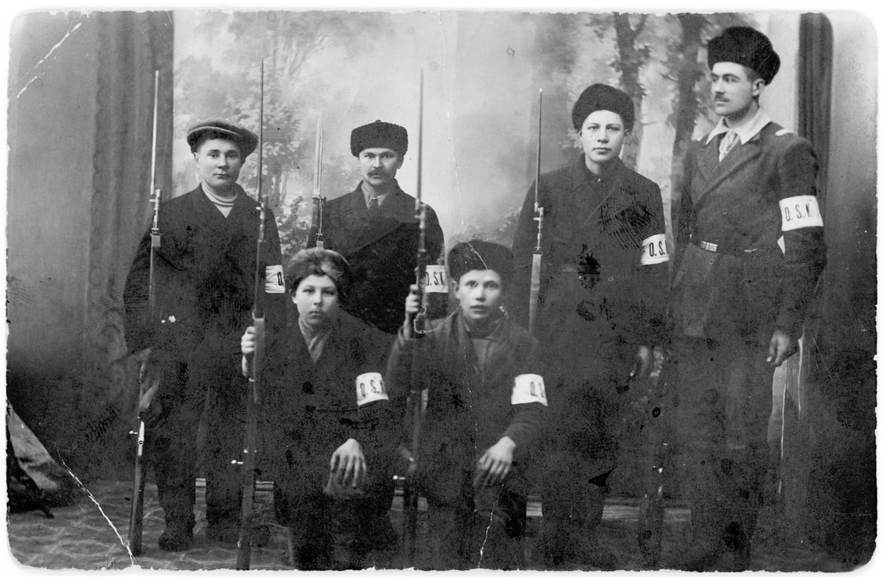 Katupartiomiehet kävivät kuvauttamassa itsensä oululaisessa valokuvaamossa 1918. Vasemmalta lukien Iikka Päätalo, Pauli Poutiainen, Heikki Kesti, Yrjö Markus, Ahti Kangas ja Veikko Isotalo.