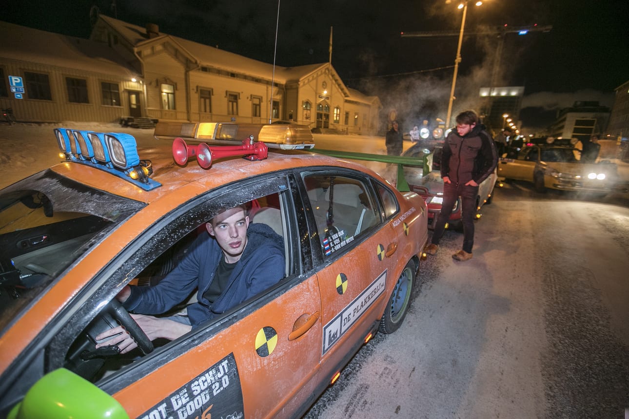 Jesper Van Dijk ajoi oranssia Passatia. Miehen mukaan matkan tarkoitus on pitää hauskaa.
