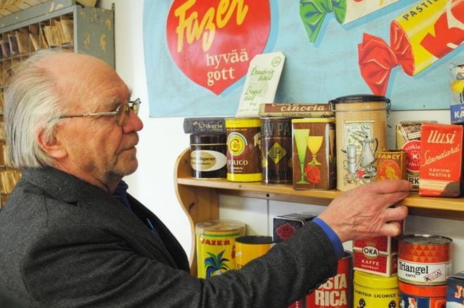 Vesa Löytömäki tutkii vanhan siirtomaakaupan hyllyjä Kuninkaantuvan avajaisissa. KUVAT: EEVA-LIISA KULJU