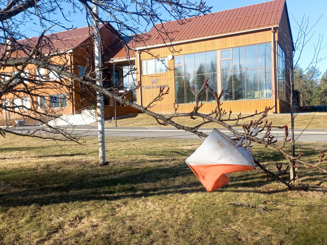 Ähtärin uusi kampus Tuomarniemellä toivottaa suunnistajat tervetulleiksi Hanakat-rasteille 5. toukokuuta.