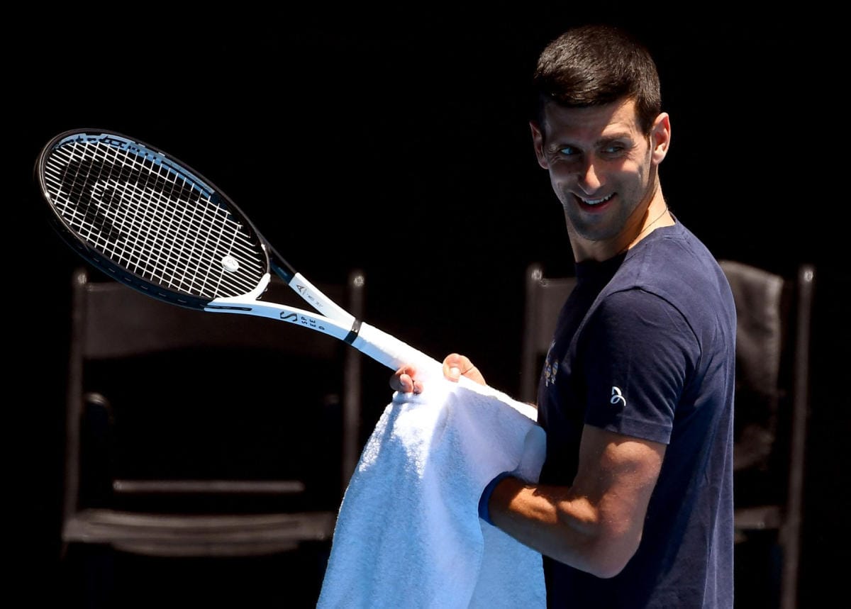 Novak Djokovic pääsi tiistaina harjoittelemaan Melbournessa Australian avoimen tennisturnauksen kentälle. Keskiviikkona harjoitukset jatkuivat. LEHTIKUVA / AFP