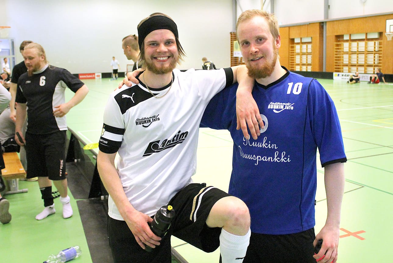 Ruukin Innon All Stars -tapahtuman avauspelissä Jyrki Holopaisen (vas.) kipparoima Into87 peittosi Juho Pietarilan Into83:n maalein 9-6.