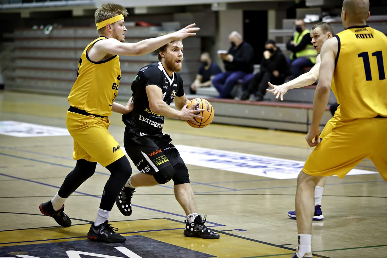 Kobrien peli aaltoili paljon Seagullsia vastaan. Kuvassa Kobrien Antto Nikkarinen ja Seagullsien Sakari Laakso.