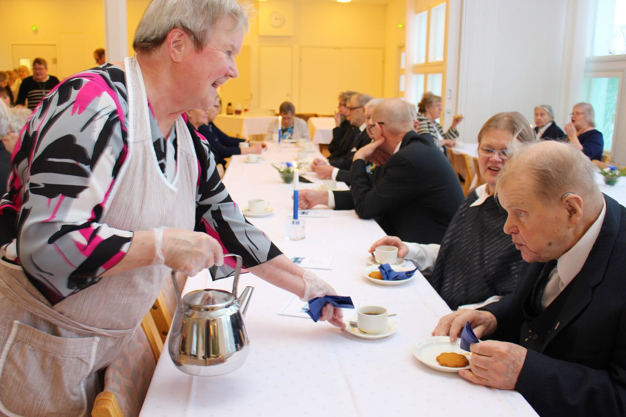 Siikalatvan kunnan itsenäisyyspäivän juhlaan osallistuminen on kestiläläiselle sotaveteraani Veikko Nissiselle tärkeä asia. Vilma Tiikkajan tarjoilema kahvi maistui. Nissisen seuralaisena oli tytär Kyllikki Juntunen.