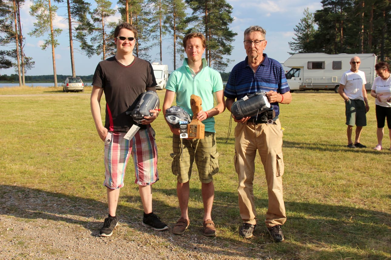 Voittajien on helppo hymyillä. Varma Nakki -joukkueessa pelasivat Pauli Hiltunen, Teemu Torvinen ja Esko Ovaska.