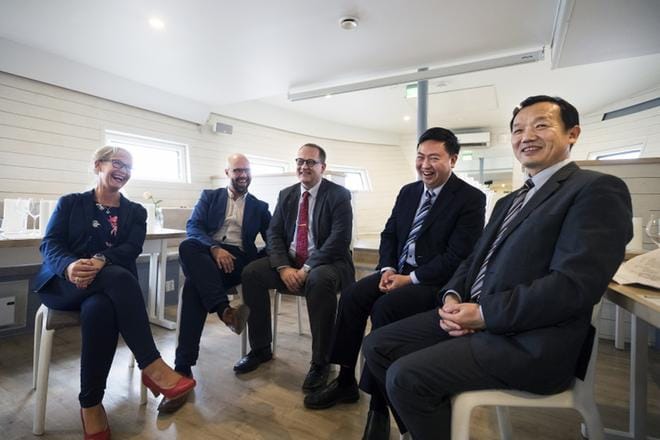 Kiinan suurlähetystön delegaation kaksipäiväinen Vaasan vierailu päättyi varsin rentoon tiedostustilaisuuteen. Paikalla olivat kehittämispäällikkö Maria Backman, kaupunginhallituksen puheenjohtaja Kim Berg, kaupunginjohtaja Tomas Häyry, suurlähettiläs Chen Li ja ensimmäinen sihteeri Yang Zhijun. KUVA: JARNO PELLINEN