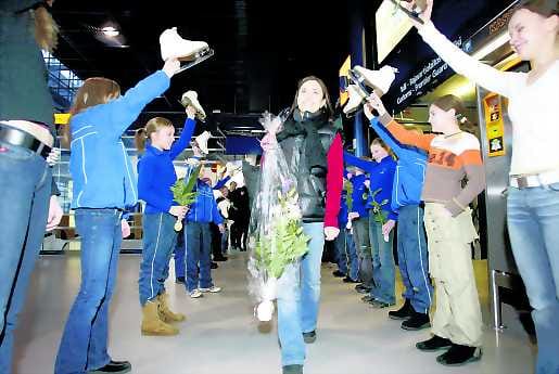Hyvä Susannaaaa! Susanna Pöykion menestys houkuttelee jatkuvasti uusia harrastajia Oulun Luistelukerhoon. Maanantaina pienet ja vähän isommatkinluistelijat toivottivat esikuvansa tervetulleeksi kotiin.