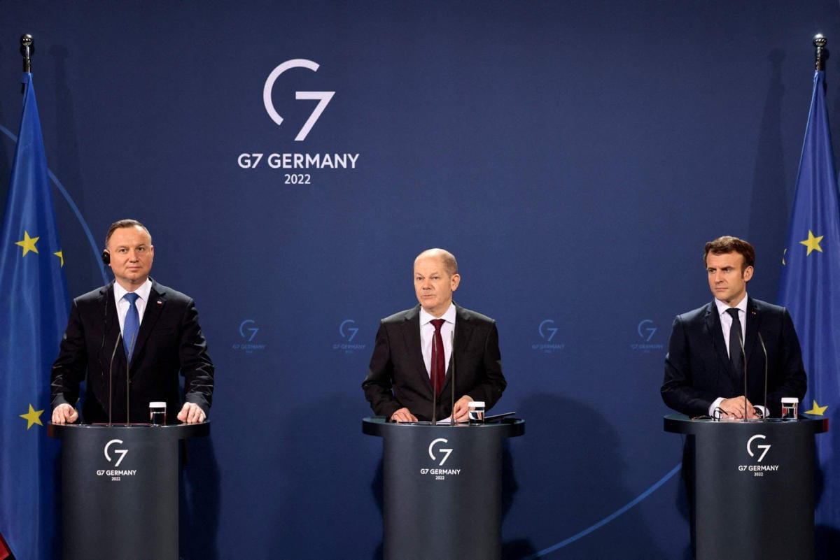 Tiistai-iltana Puolan presidentti Andrzej Duda (vas.), Saksan liittokansleri Olaf Scholz ja Ranskan presidentti Emmanuel Macron kertoivat olevansa "yhtenä rintamana ylläpitämässä rauhaa Euroopassa diplomatian kautta". LEHTIKUVA/AFP