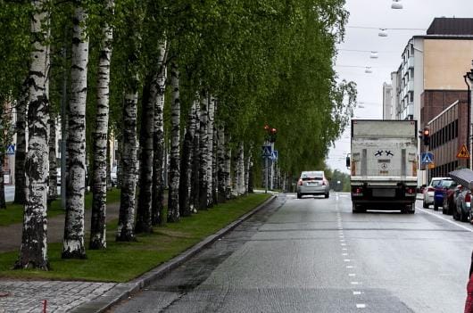 Kirkkopuistikolle tulee jatkossa oma kaista pyöräilijöille. Se sijoitetaan autojen pysäköintipaikkojen ja jalkakäytävän väliin. Autoille jää pääosin käyttöön vain yksi kaista suuntaansa. KUVA: PAULA KASKIMAA