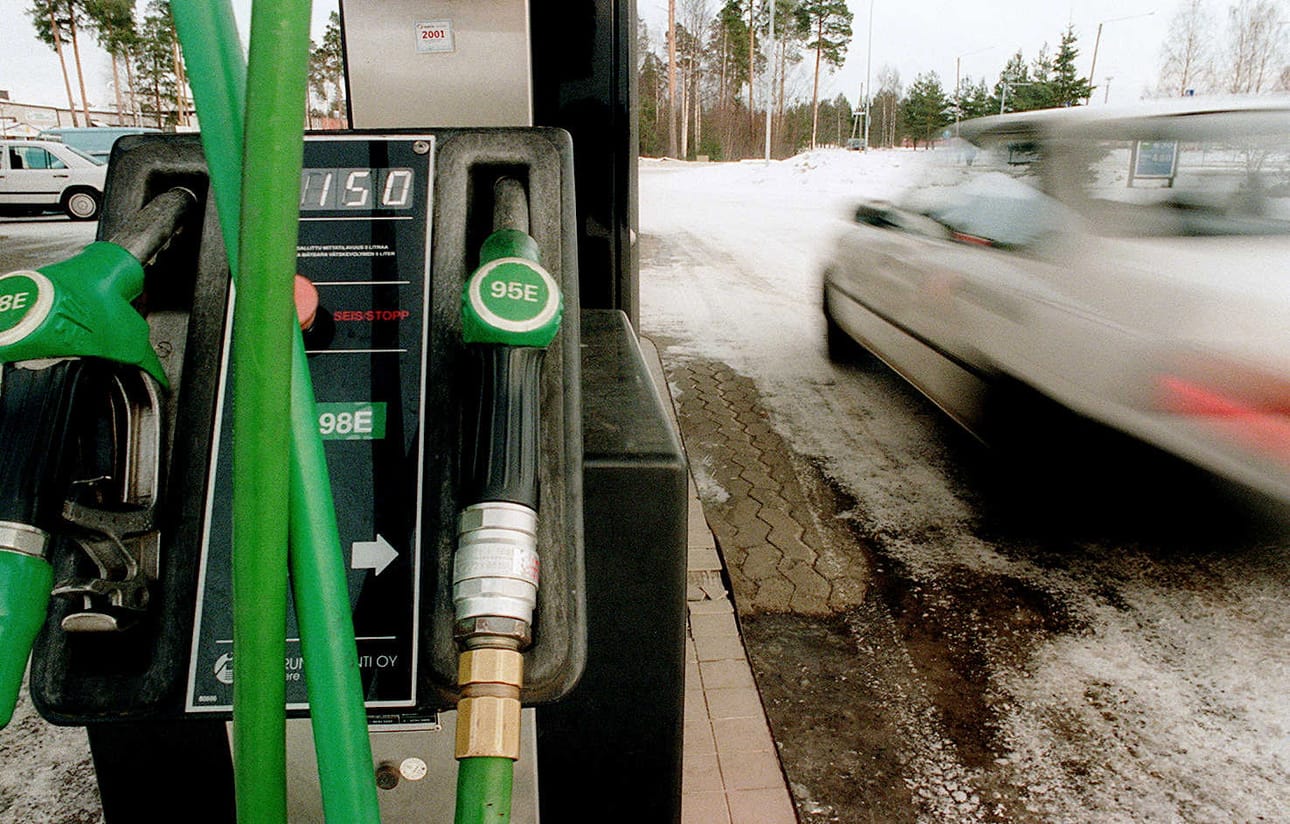 Bensan hinta on noussut aluevaaleissa kärkiteemojen joukkoon, vaikka polttoaineen hinnanmuodostuksella ei ole mitään tekemistä hyvinvointialueen päätöksenteon kanssa. Arkistokuva.
