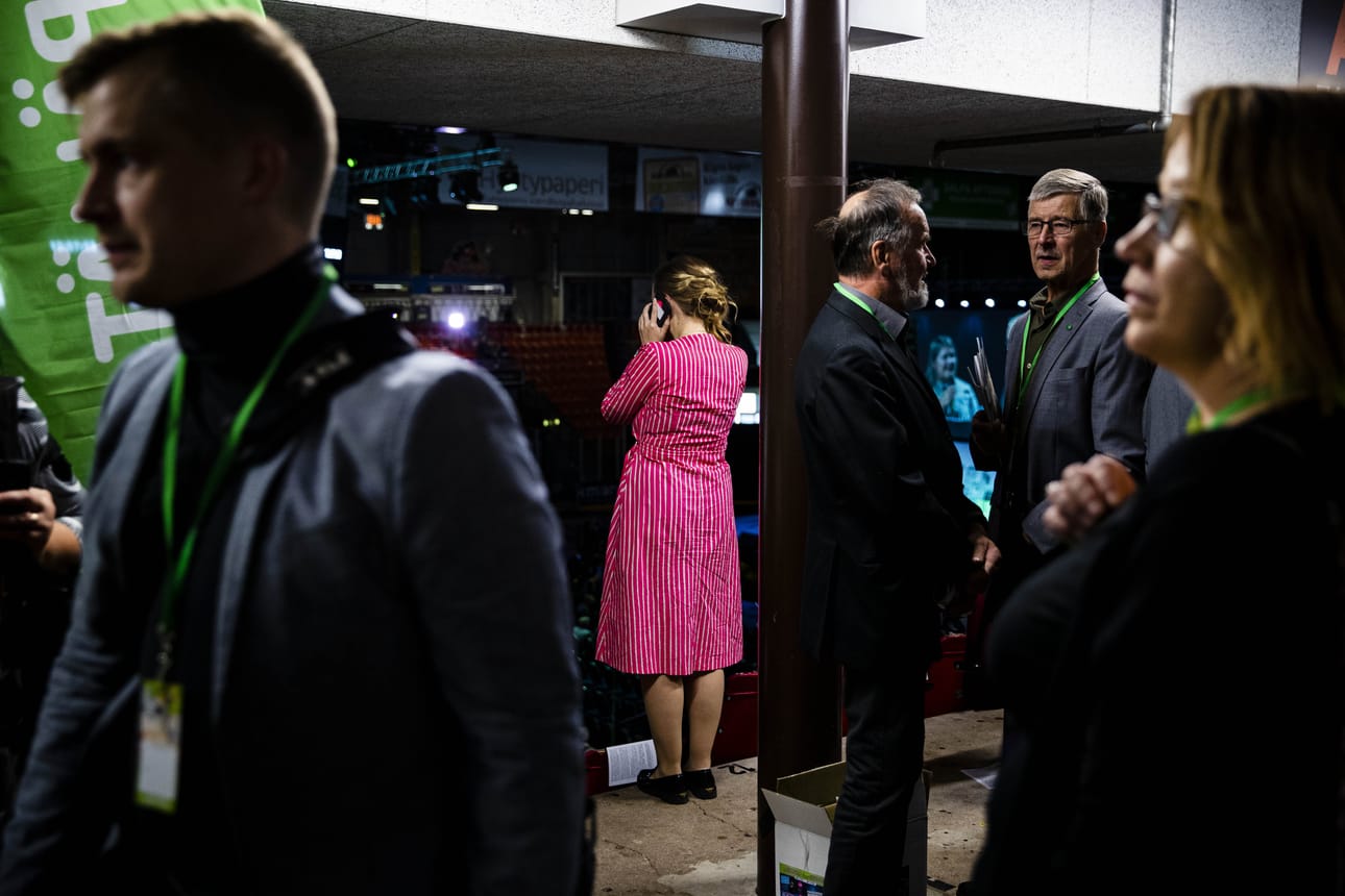 Katri Kulmuni ehti väen paljoudessa antaa kommentteja puhelimitse.