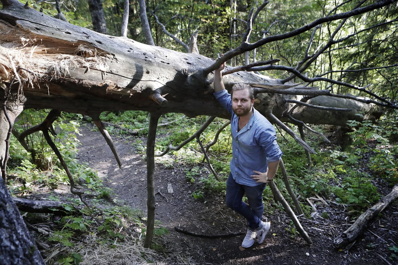 Suomalainen luonto on innoittanut Sami Mustosta elokuvanteossa. Tarinassa menneisyys antaa päähenkilölle voimaa, mutta toisaalta orastava syksy on myös luopumisen aikaa.