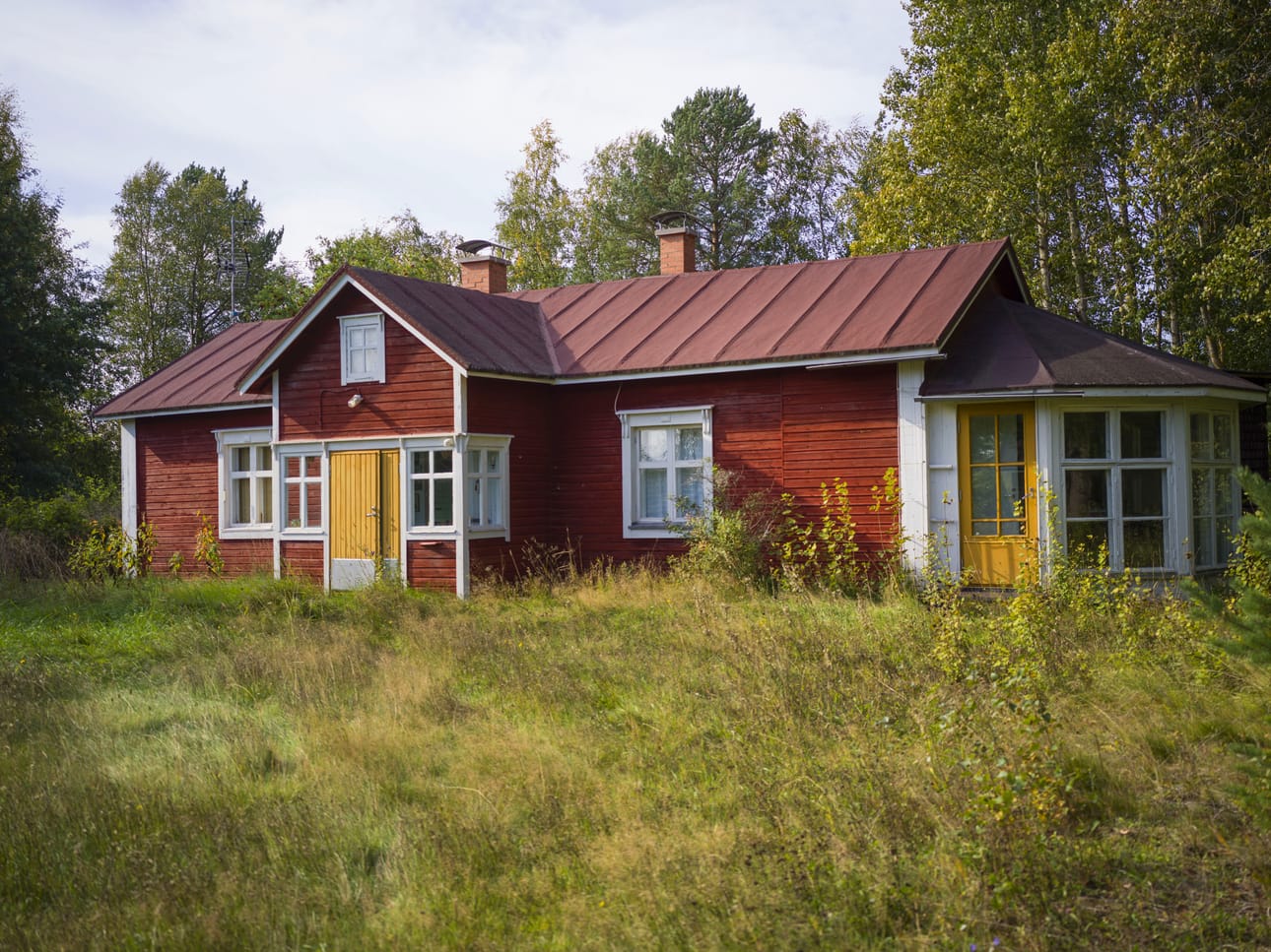 Taiteilijapariskunta Reijo Hukkasen ja Sinikka Tuomisen kesäpaikka Hailuodossa on osin jo tyhjennetty. Nyt on Suomen Kulttuurirahaston käsissä, mitä kesäpaikalle jatkossa tapahtuu. Rakennuksessa oli molemmilla oma ateljeet.