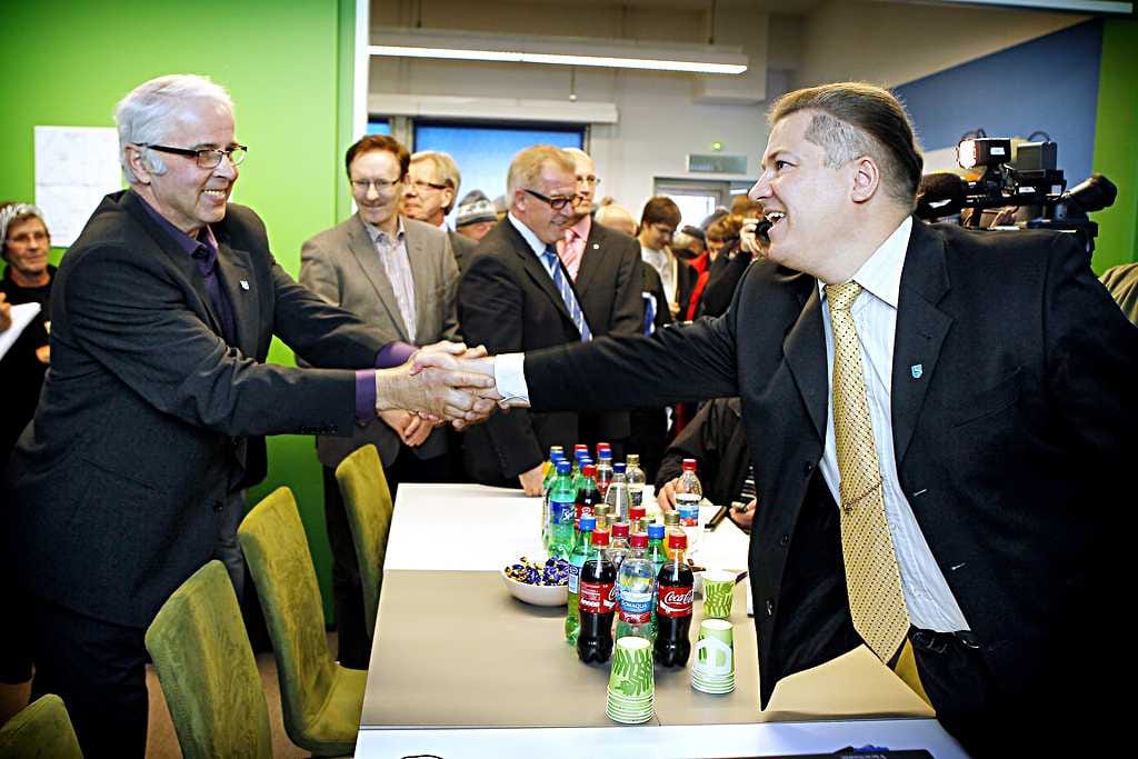 Pyhäjoen kunnanvaltuuston puheenjohtaja Markku Kestilä ja kunnajohtaja Matti Soronen onnittelivat toisiaan ydinvoimapäätöksestä kuultuaan.