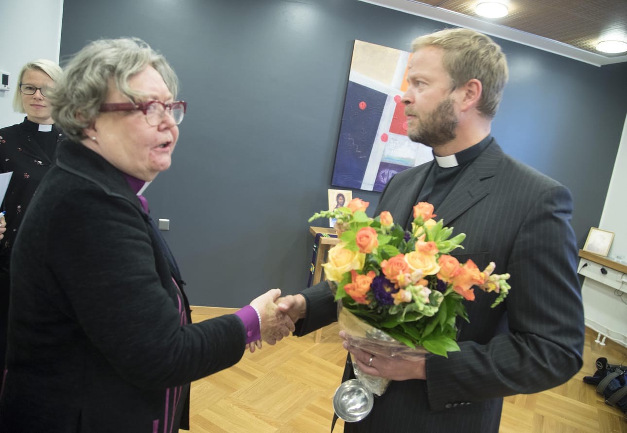 Helsingin piispan Teemu Laajasalon rahankäytöstä on tehty selvityspyyntö, joka on osoitettu muun muassa Helsingin tuomiokapitulille. Arkistokuvassa myös eläkkeelle siirtynyt edeltäjä, piispa Irja Askola.