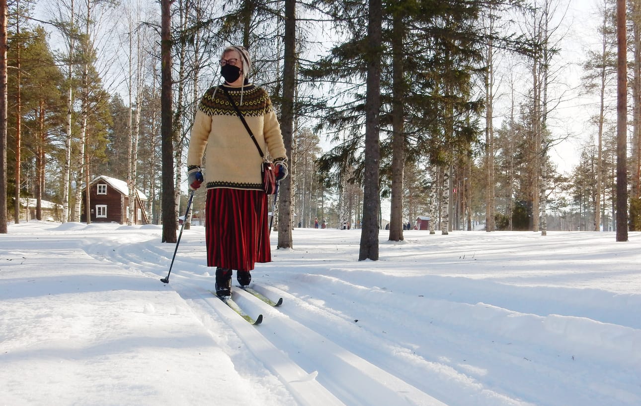 Oulaisten laskiaistapahtumassa Tuula Aitto-oja hiihti villapaidassa, joka on tehty hänen kasvattamistaan lampaista ja villat on itse värjättyjä.