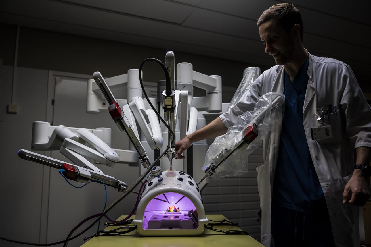 Urologian erikoislääkäri Ville Virta on tottunut käyttämään leikkausrobottia työssään. Kuvassa näkyvät käsivarret, joita leikkaava kirurgi ohjaa kauempaa.