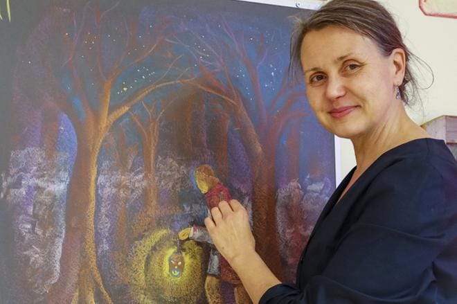 Kirjailija Hanna Tuuri käyttää luovuuttaan nyt opettamiseen. Liitutaululle hän on piirtänyt Neran tarinaa, joka kuuluu irlantilaiseen mytologiaan ja liittyy Samhainiin eli irlantilaiseen Halloweeniin. Kuva: Anne Laurila