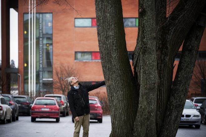 Vaasan yliopiston vastuullisuus- ja eettisyysjohtaja Tommi Lehtonen on ollut mukana laatimassa suomalaisyliopistojen kestävää kehitystä ja vastuullisuutta edistäviä teesejä. KUVAT: JARNO PELLINEN