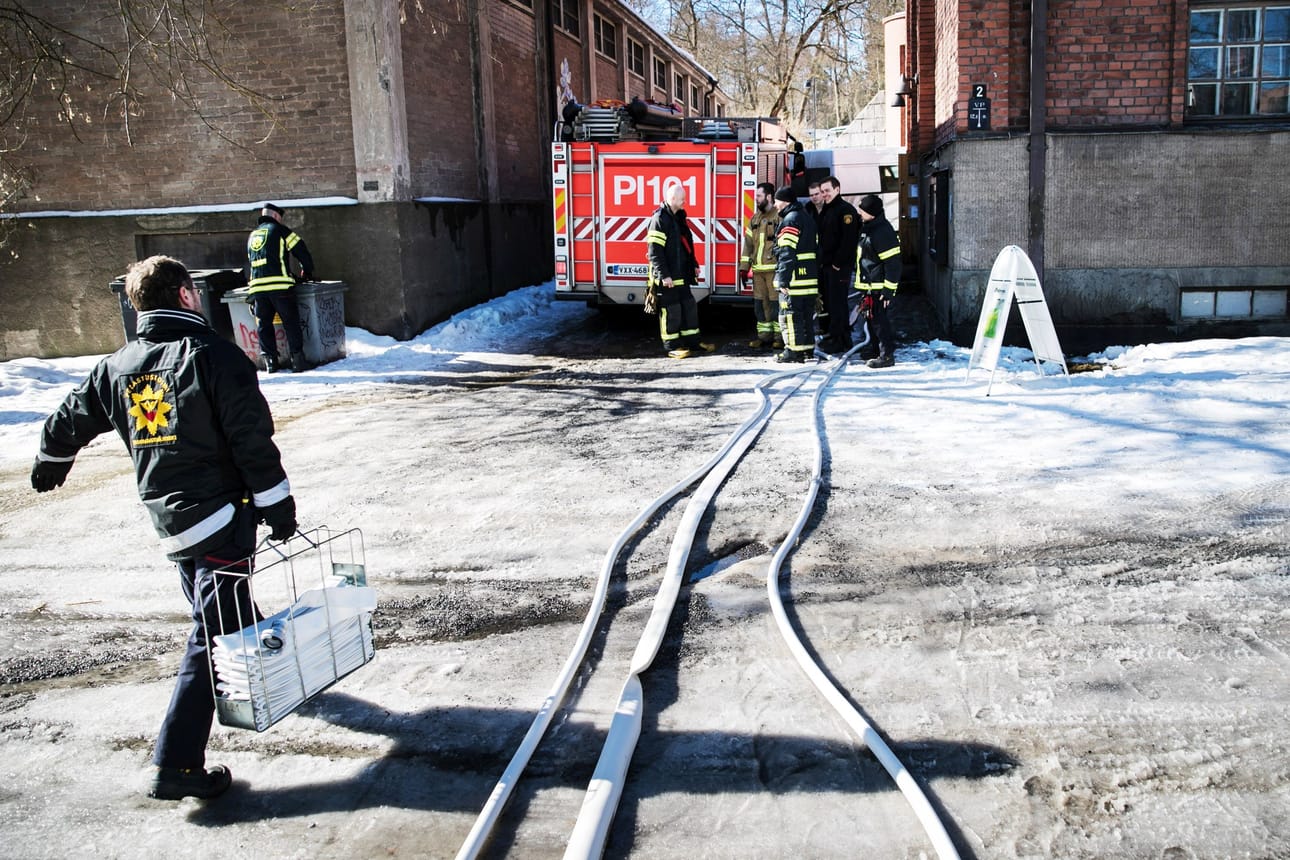 Palokunta torjui putkirikon vahinkoja Mältinrannan taidekeskuksessa Tampereella viime vuoden keväällä.
