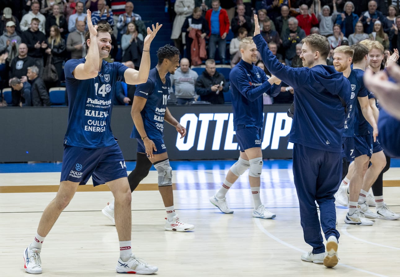 Amerikkalainen keskitorjuja Matthew Gentry johti oululaisjoukkueen juhlaa ottelun ratkettua.