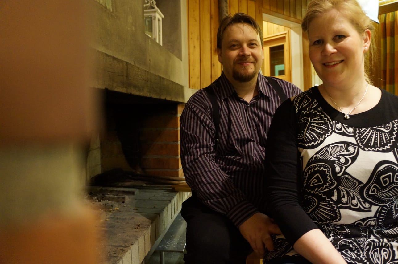 Hannele Aarnio-Närhi ja Mikael Närhi avaavat mielellään ovensa tuntemattomille perhehoitoa kaipaaville. Pariskunta kertoo, että heillä on ollut aina aika avoimet ovet, eikä tilanne esimerkiksi pelota heitä.