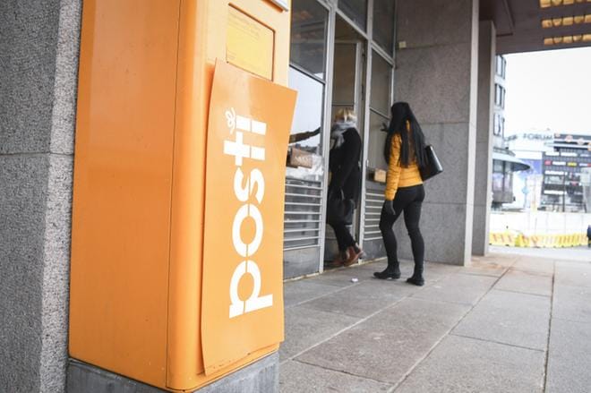 Ne asiakkaat, jotka haluavat saada laskunsa paperisina, eivät ole vielä postilakon vuoksi siirtyneet sankoin joukon sähköisten laskujen käyttäjiksi. KUVA: Kimmo Brandt /EPA