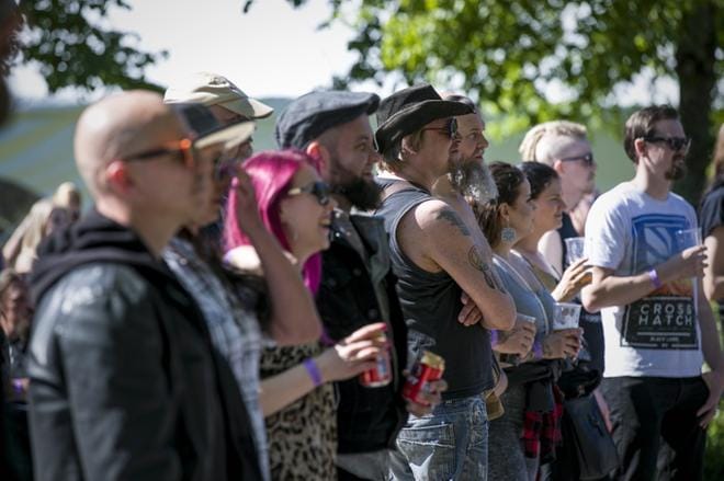 Tältä näytti Kotiteollisuuden keikalla Rockperryssä kesällä 2019. Kesän 2020 festarit jäivät koronan vuoksi juhlimatta. Arkistokuva: Paula Kaskimaa
